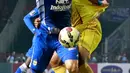 Penyerang Persib, Spasojevic berusaha melewati pemain Sriwijaya FC pada Piala Presiden 2015 di stadion GBK, Jakarta, Minggu (18/10/2015). Persib menang atas Sriwijaya dengan skor 2-0. (Liputan6.com/Yoppy Renato)