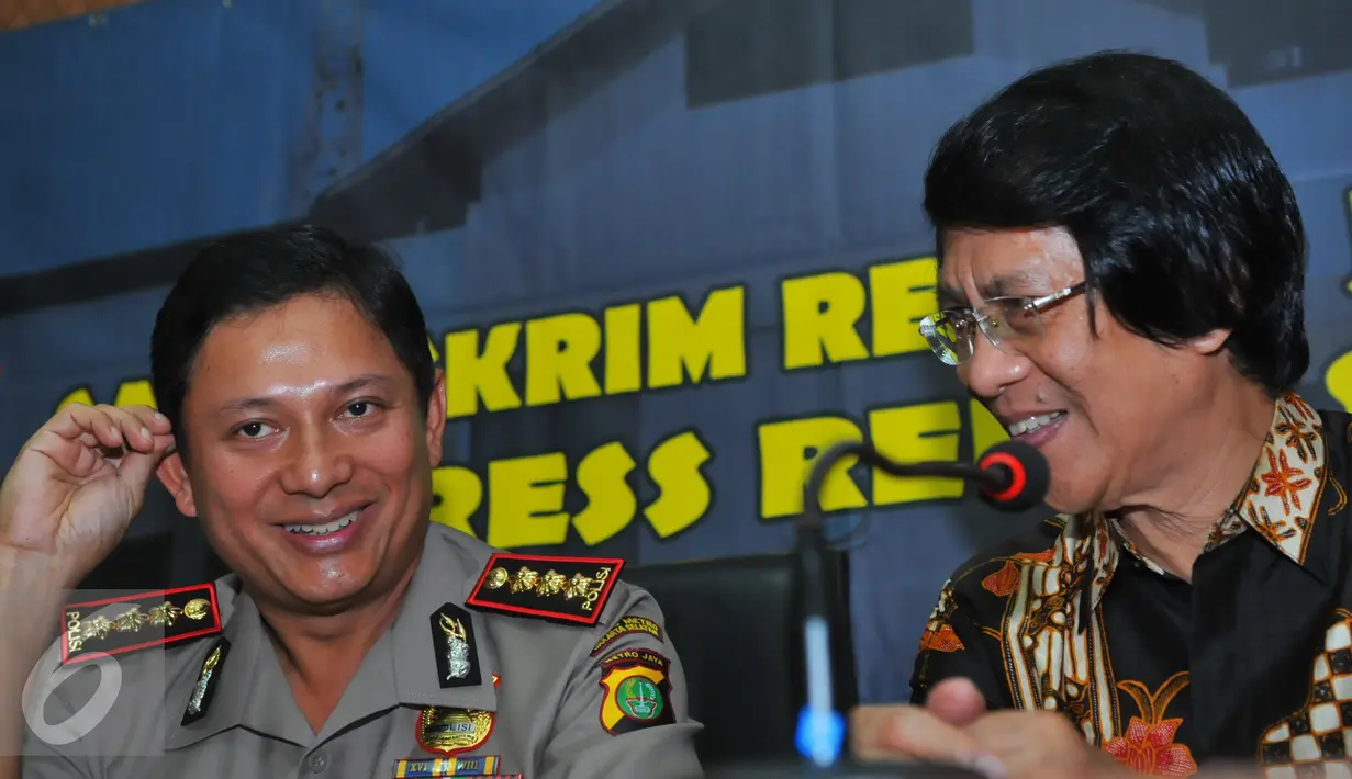Pembina Komnas PA Seto Mulyadi (kanan) memberikan keterangan pers di Mapolres Jaksel, Jum'at (25/3). Kak Seto memberi apresiasi kepada Polres Jaksel yang berhasil menangkap dua orang sindikat perdagangan dan eksploitasi anak. (Liputan6.com/Faisal R Syam)