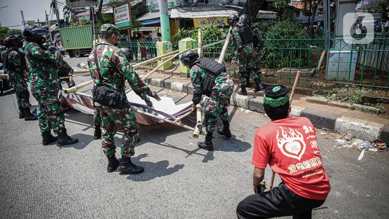 FOTO: TNI Copot Paksa Baliho Rizieq Shihab di Petamburan