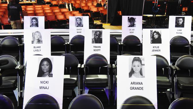 Foto penyanyi rap Nicki Minaj dan Ariana Grande tertempel di tempat duduk untuk ajang MTV Video Music Awards (MTV VMA) 2018 di Radio City Music Hall, New York, 17 Agustus 2018. MTV VMA 2018 akan berlangsung 20 Agustus mendatang. (AFP/Angela Weiss)