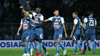 Skuat Arema saat pertandingan melawan Borneo FC di Stadion Kanjuruhan, Malang (11/8/2018). (Bola.com/Iwan Setiawan)