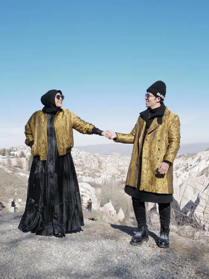 Detail Outfit Aurel Hermansyah Babymoon di Cappadocia bersama Suami dan Keluarga