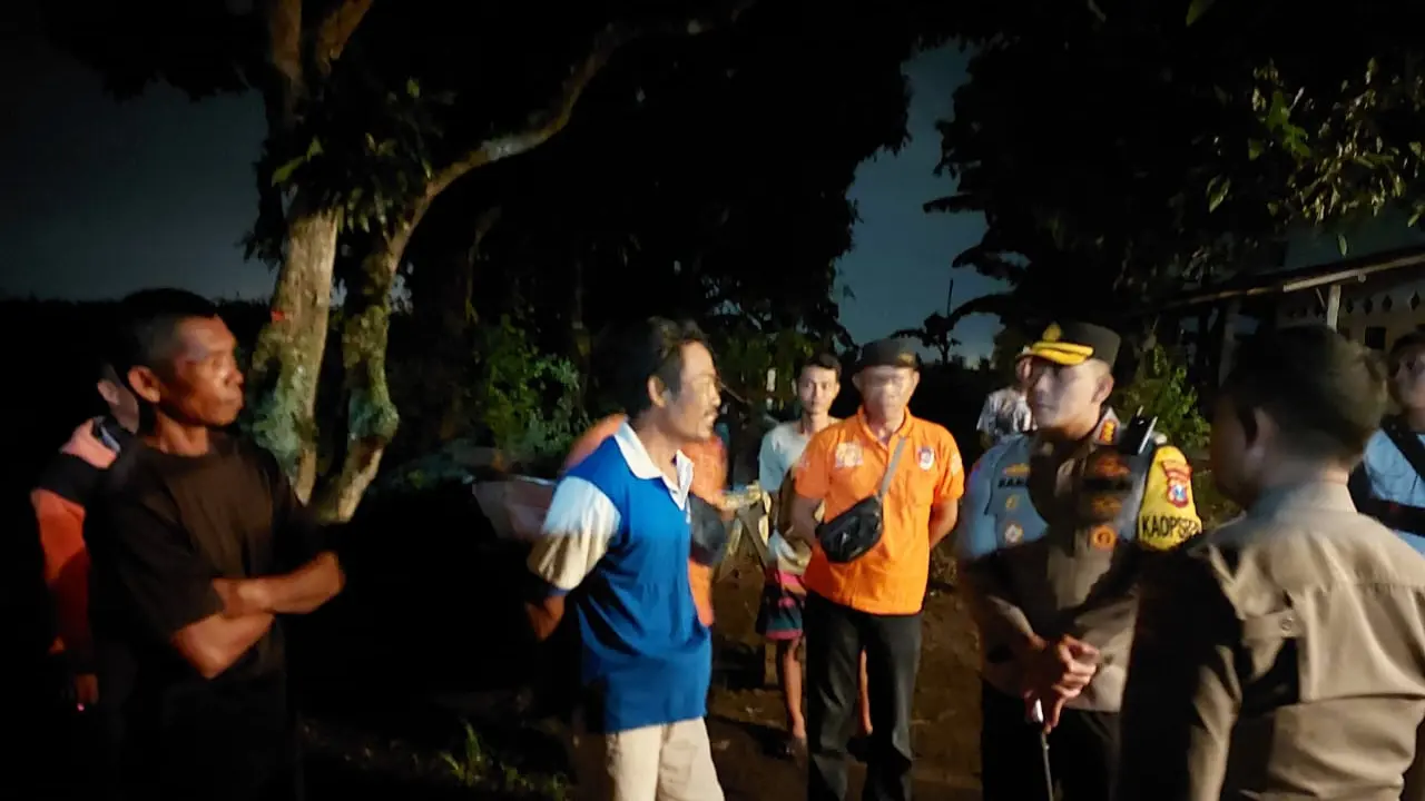 Kapolresta Banyuwangi Kombes Pol Rama Samtama Putra, datangi lokasi tempat ditemukanya mayat remaja di kebun buah naga (Istimewa)