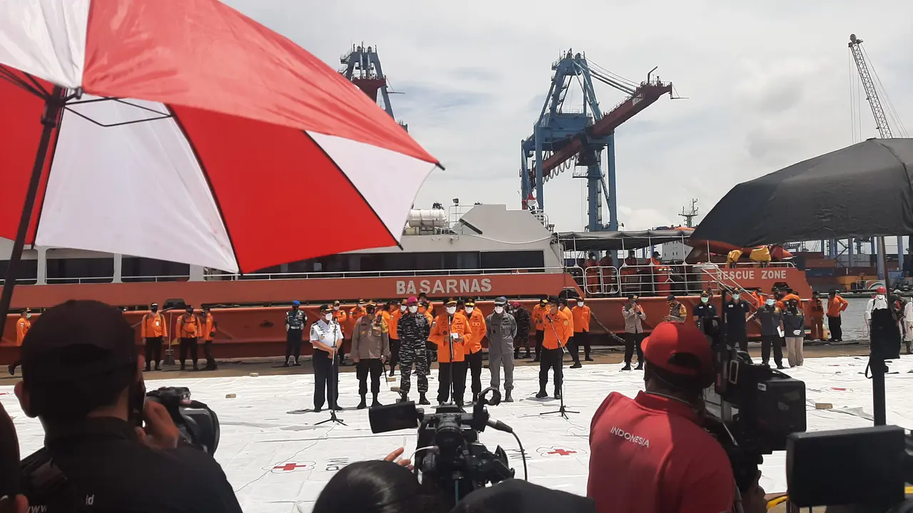 Basarnas memberikan keterangan mengenai penemuan puing dan jenazah korban Sriwijaya Air SJ 182, Senin (11/1/2021).
