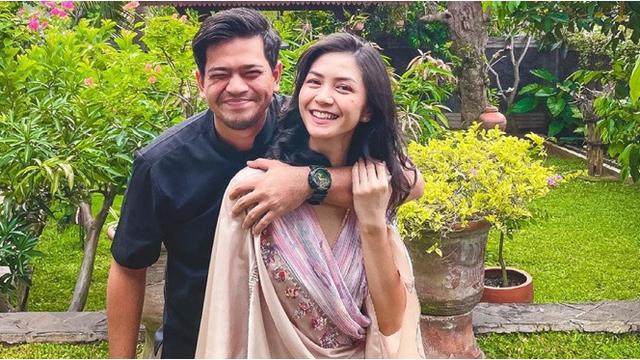Jarang Tersorot, Ini 6 Potret Mesra Surya Insomnia dan Tyara Renata