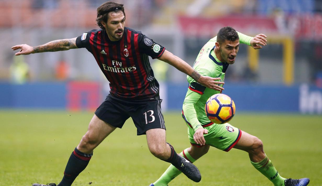Bek AC Milan, Alessio Romagnoli (kiri) menghadang pergerakan pemain Crotone, Diego Falcinelli pada lanjutan Serie A di San Siro Stadium, Milan, (04/12/2016). Milan menang 2-1.  (AFP/Marco Bertorello)