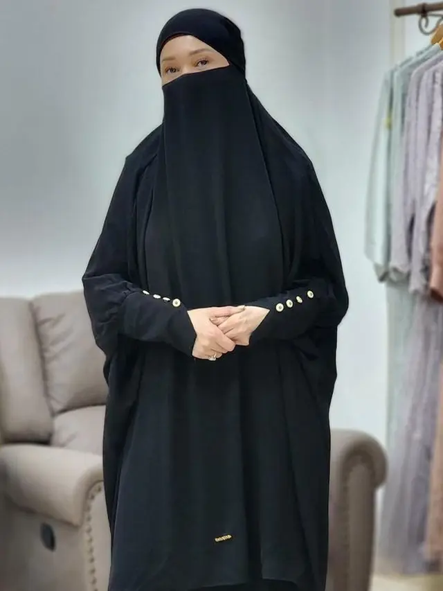 8 Potret Maia Estianty Tampil dengan Hijab Syari, Banjir Pujian