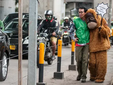 Aktivis Greenpeace Indonesia dan Orangutan melakukan teatrikal saat aksi damai di Jakarta, Kamis (9/2). Dalam aksinya mereka menyerahkan petisi yang sudah ditandatangani oleh lebih dari 203.000 orang di seluruh dunia. (Liputan6.com/Gempur M Surya)