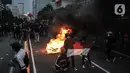 Massa membakar ban saat aksi menolak UU Omnihus Law Cipta Kerja di kawasan Patung Kuda, Jakarta, Selasa (20/10/2020). Unjuk rasa menolak UU Omnibus Law Cipta Kerja yang diikuti mahasiswa, buruh, dan pelajar berujung dengan aksi bakar ban di sejumlah titik. (merdeka.com/Iqbal S. Nugroho)