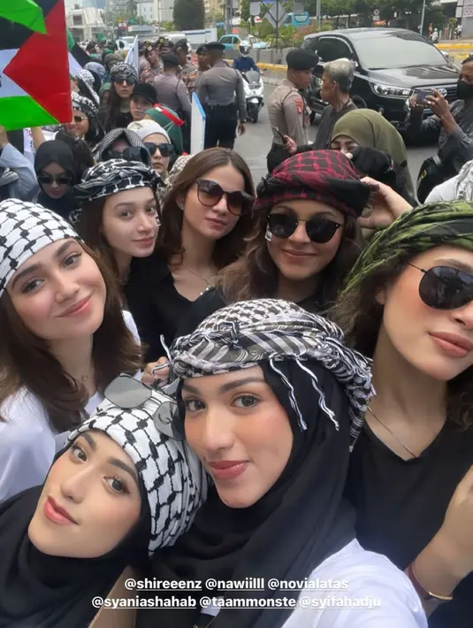 Syifa Hadju mengenakan t-shirt putih berkantung dipadukan dengan boyfriend jeans [@syifahadju]