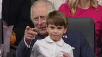 Pangeran Charles dari Inggris, Pangeran Wales (kiri) duduk di atas lutut Pangeran Louis dari Cambridge Inggris selama Kontes Platinum di London pada 5 Juni 2022 sebagai bagian dari perayaan ulang tahun platinum Ratu Elizabeth II. (FRANK AUGSTEIN / POOL / AFP)