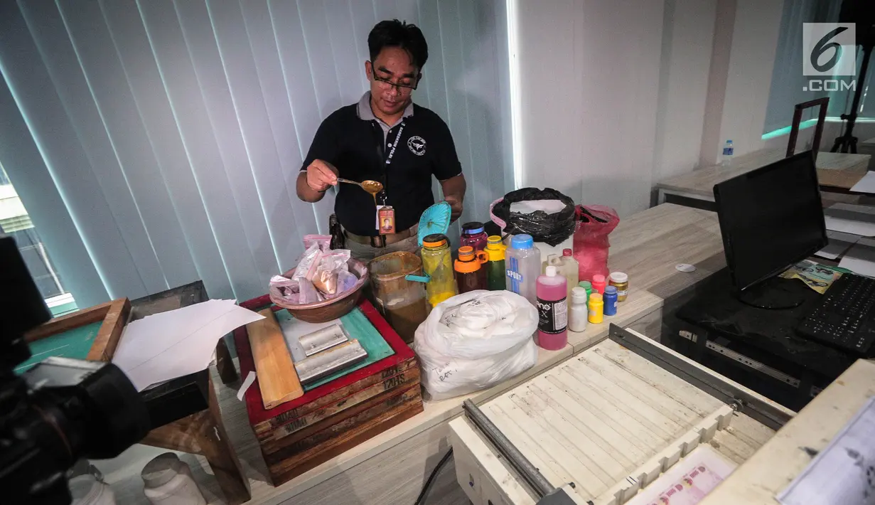 Barang bukti bahan baku membuat uang palsu diperlihatkan saat gelar rilis sindikat pengedar uang palsu di Pulau Jawa oleh Direktorat Tindak Pidana Ekonomi Khusus Bareskrim Polri di Jakarta, Rabu (18/10). (Liputan6.com/Faizal Fanani)