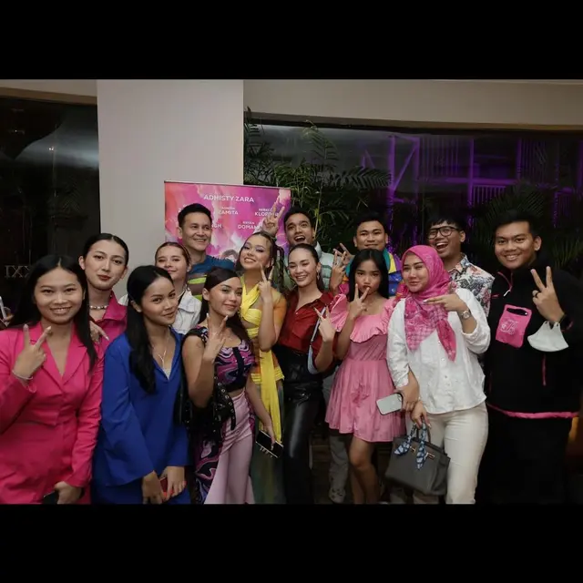 Fadly Faisal beri dukungan Rebecca Klopper di gala premiere Virgo and the Sparklings (Foto:@snap.fuel via Instagram fadlyfsl_)