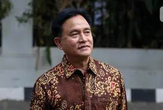 Yusril Ihza Mahendra, seorang advokat, akademisi di bidang hukum tata negara, politikus, dan salah seorang tokoh pemikir dan intelektual Indonesia. Ia pernah menjabat sebagai Menteri Hukum dan Hak Asasi Manusia Indonesia pada era Presiden Abdurrahman Wahid dan Megawati Soekarnoputri. (Liputan6.com/Herman Zakharia)