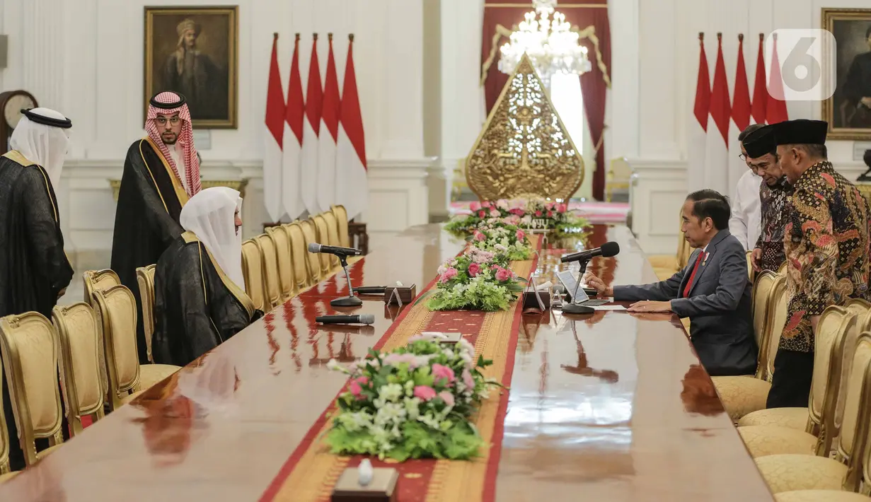 Presiden Joko Widodo menerima Sekretariat Jenderal Rabithah Al Alam Al Islami (World Muslim League), Sheikh Mohammed bin Abdulkarim Al Issa, di Istana Merdeka, Jakarta Pusat, Rabu (26/2/2020). Delegasi Liga Muslim Dunia mengaku ingin belajar toleransi ala Indonesia. (Liputan6.com/Faizal Fanani)