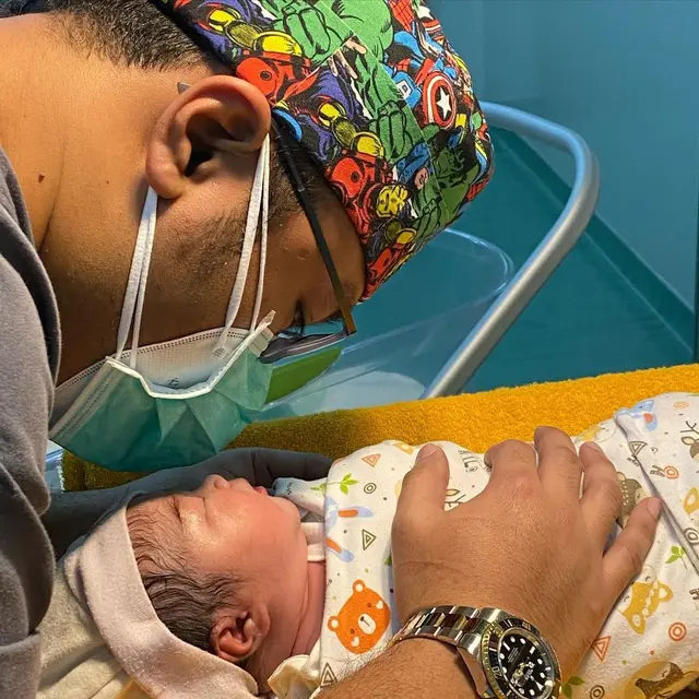 Viral Kisah Haru Dokter Azankan Bayi Baru Lahir, Ayahnya Meninggal Karena Covid-19