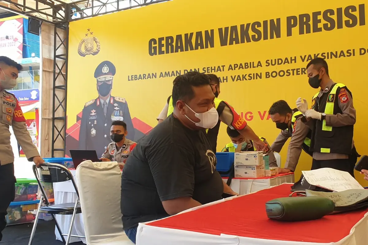 Sejumlah pemudik mulai menggunakan fasilitas gerai vaksinasi Covid-19 untuk melakukan vaksin, di sela-sela momen mudik lebaran 2022 di pos terpadu Limbangan, Garut. (Liputan6.com/Jayadi Supriadin)