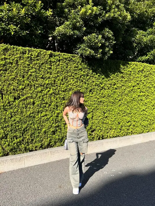 Fuji tampil chic dengan bustier kecokelatan dan celana jeans kargo yang serasi. [Foto: Instagram/fuji_an]