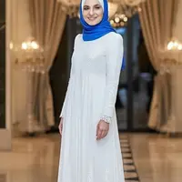 Ilustrasi Gamis Putih Kombinasi Renda (Sumber Gambar: Meta AI)