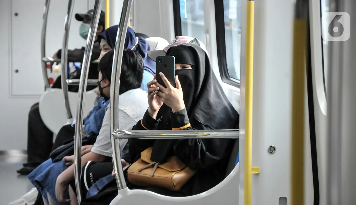 Warga menaiki transportasi Light Rail Transit (LRT) Jakarta, Rabu (22/6/2022). Layanan gratis tarif angkutan umum seperti Transjakarta, MRT, LRT dalam rangka merayakan HUT ke-495 DKI Jakarta disambut antusias oleh warga yang ingin menikmatinya bersama keluarga. (merdeka.com/Iqbal S. Nugroho)