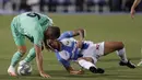 Pemain Real Madrid Nacho (kiri) berebut bola dengan pemain Leganes Miguel Angel Guerrero pada pertandingan La Liga di Stadion Butarque, Leganes, Madrid, Spanyol, Minggu (19/7/2020). Pertandingan berakhir dengan skor 2-2. (AP Photo/Bernat Armangue)