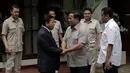Ketua DPR RI, Setya Novanto (kedua kiri) bersalaman dengan Ketua Umum Partai Gerindra Prabowo Subianto di kediaman Jalan Kertanegara, Jakarta, Kamis (1/12). Keduanya melakukan pertemuan secara tertutup. (Liputan6.com/Helmi Fithriansyah)
