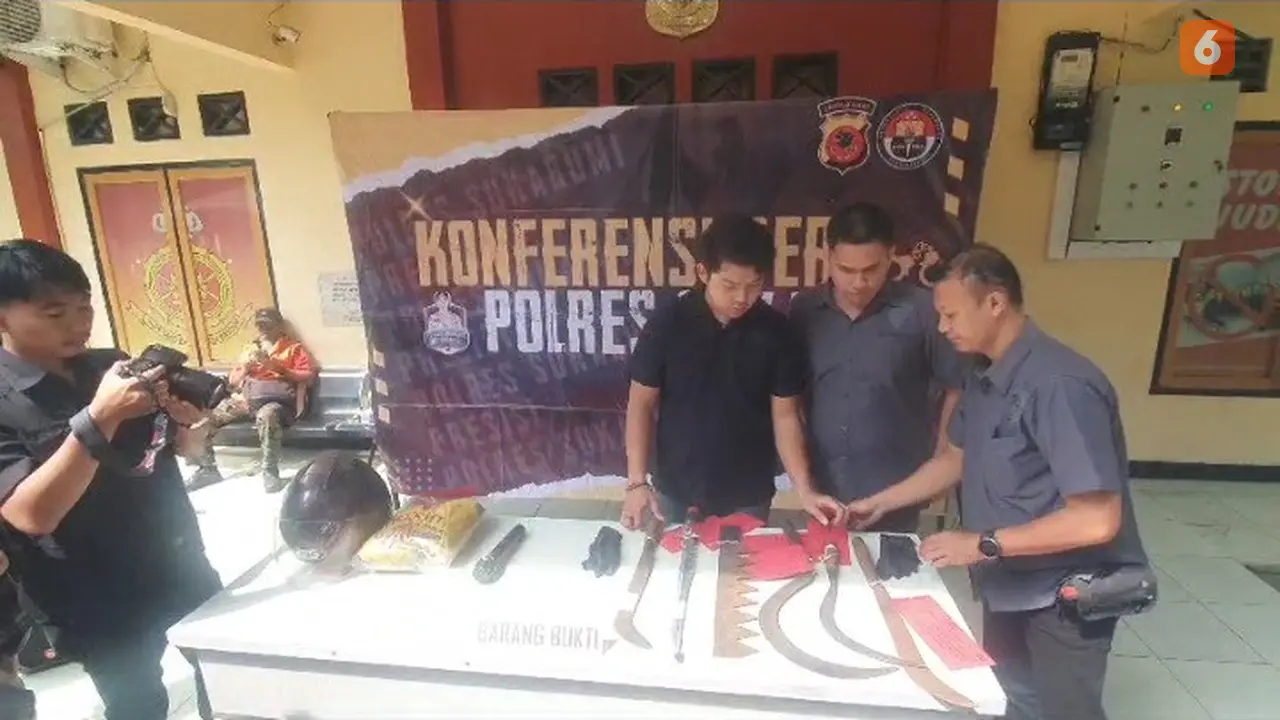Barang bukti senjata tajam dalam kasus duel pelajar dan kasus tawuran pelajar di Kabupaten Sukabumi, (Liputan6.com/Fira Syahrin).