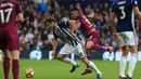 Striker Manchester City, Gabriel Jesus, berebut bola dengan gelandang West Bromwich, Grzegorz Krychowiak, pada laga Premier League di Stadion The Hawthorns, West Bromwich, Sabtu (28/10/2017). West Bromwich kalah 2-3 dari City. (AFP/Lindsey Parnaby)