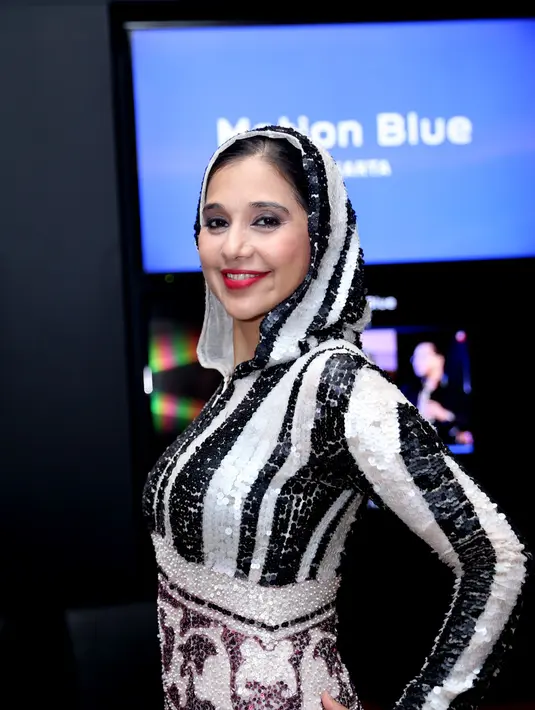 Untuk kali pertama, penampilan Ayu Azhari di sebuah kafe yang terletak di hotel mewah berskala internasional justru menghadirkan penonton yang tak biasa.  (Andy Masela/Bintang.com)