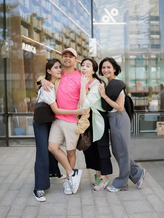 <p>Adik Raffi Ahmad dan adik Nagita Slavina juga ikut serta dalam perjalanan ke Korea kali ini. Mereka mengabadikan keakraban dalam sebuah foto. (Foto: Instagram/ raffinagita1717)</p>