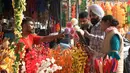 Orang-orang membeli bunga palsu menjelang festival Diwali di sebuah pasar di Amritsar, India pada 10 November 2020. Tahun ini festival lampu Diwali jatuh pada 14 November mendatang. (Photo by NARINDER NANU / AFP)