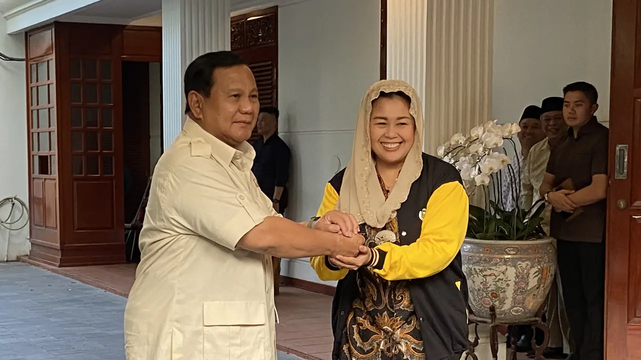 Ketua Umum Partai Gerindra Prabowo Subianto menerima kunjungan Yenny Wahid di kediaman pribadinya di Jalan Kertanegara, Jakarta Selatan, pada Rabu (6/9/2023). (Liputan6.com/Ady Anugrahadi)