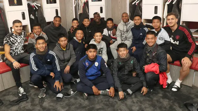 Manchester United menjamu 12 bocah Thailand yang sempat terjebak dalam gua