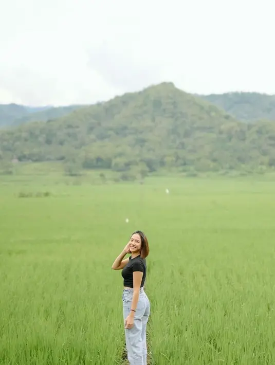 Tengah liburan di Yogyakarta, ia juga tampak menikmati waktu berkeliling desa hingga menapaki jalanan di persawahan. Dirinya juga tak bisa menyembukan ekspresi bahagia saat liburan di alam. (Liputan6.com/IG/@babyjvnc)