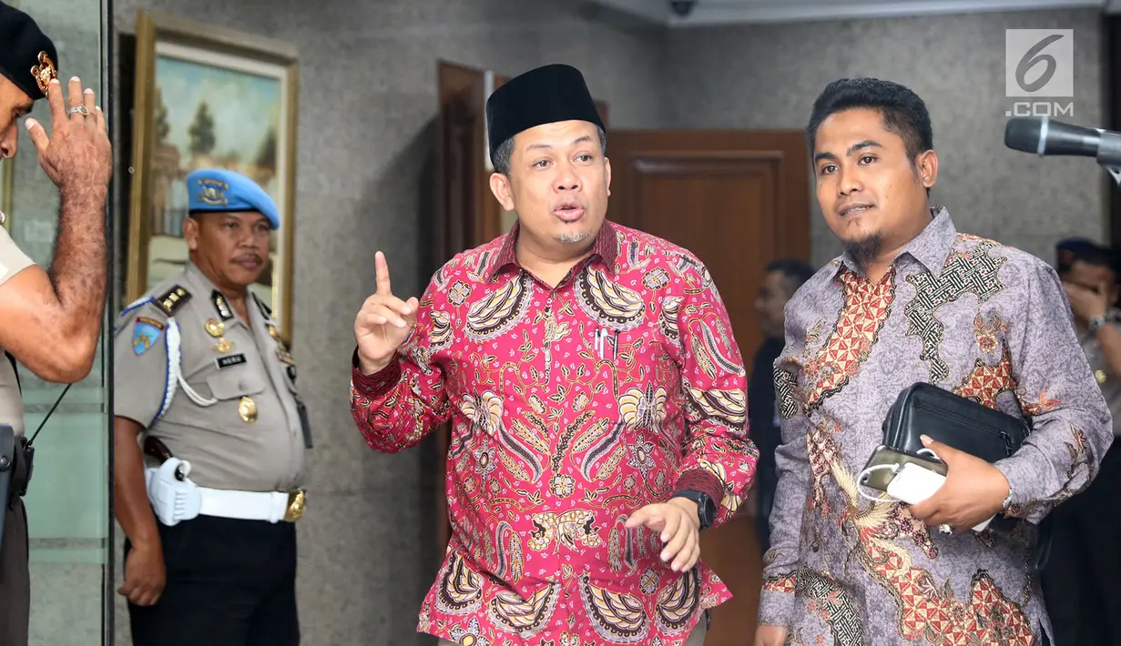 Wakil Ketua DPR Fahri Hamzah saat menghadiri rapat konsultasi , Jakarta, Rabu (12/7). Kunjungan tersebut merupakan bentuk silahturahim sekaligus koordinasi terkait kerja-kerja Pansus yang sudah mulai masuk substansi. (Liputan6.com/Immanuel Antonius)