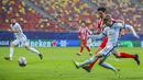 Striker Chelsea, Timo Werner, melepaskan tendangan saat melawan Atletico Madrid pada laga Liga Champions di Arena Nationala, Rumania, Rabu (24/02/2021). Chelsea menang dengan skor 1-0. (AP/Vadim Ghirda)