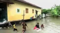 Ratusan rumah di Banyuwangi terendam banjir setinggi 1 meter.
