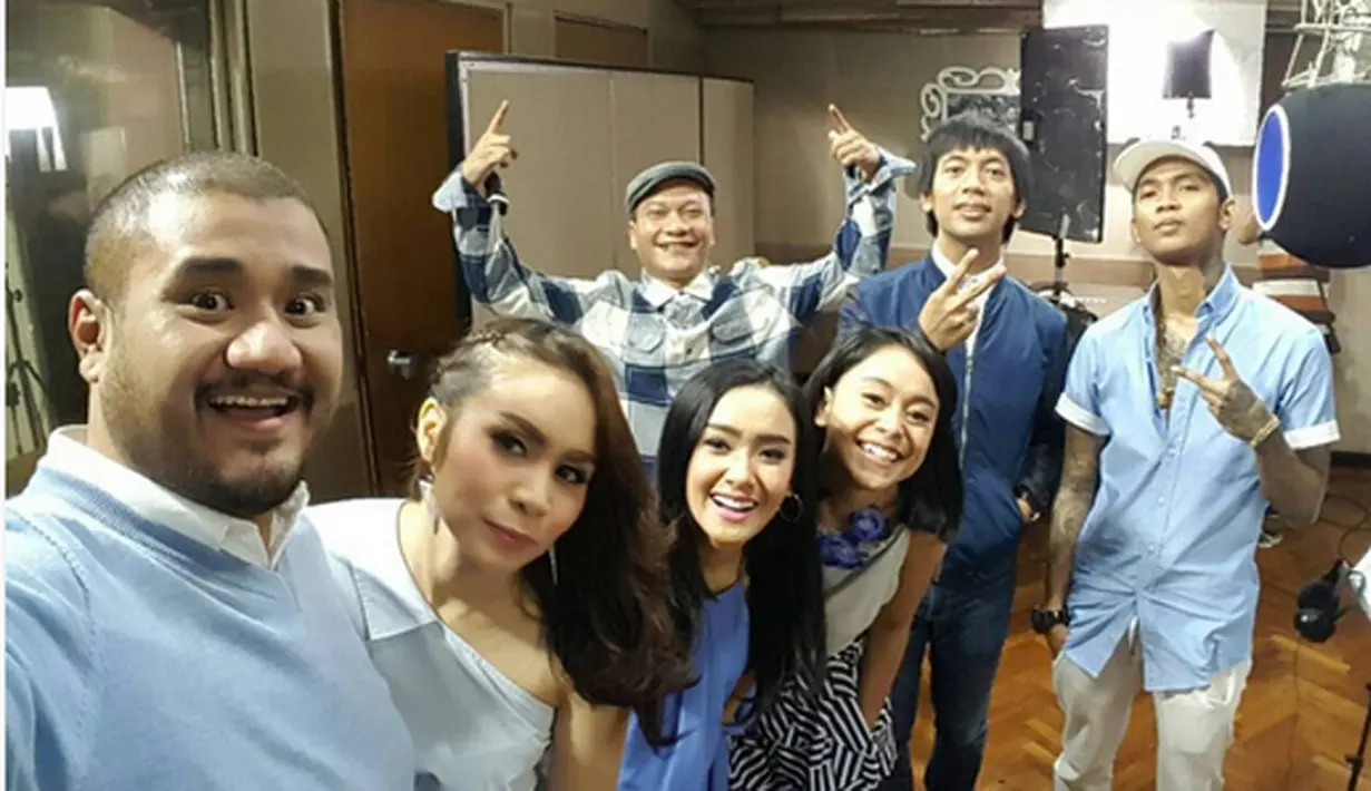 "Silaturahmi bermusik bersama @yondermusicid dan para penyanyi Indonesia (di foto ini belum full team)..." bersama penyanyi yang tergabung di Younder dalam menyanyikan lagu Kebebasan terjemahan dari lagu mendiang Prince. (dok. Instagram/mikemohede)