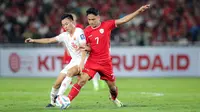 Gelandang Timnas Indonesia, Marselino Ferdinan (kanan) berebut bola dengan gelandang Vietnam, Nguyen Thai Son pada laga Grup F kualifikasi Piala Dunia 2026 Zona Asia di Stadion Utama Gelora Bung Karno (SUGBK), Senayan, Jakarta, Kamis (21/3/2024). (Bola.com/Bagaskara Lazuardi)