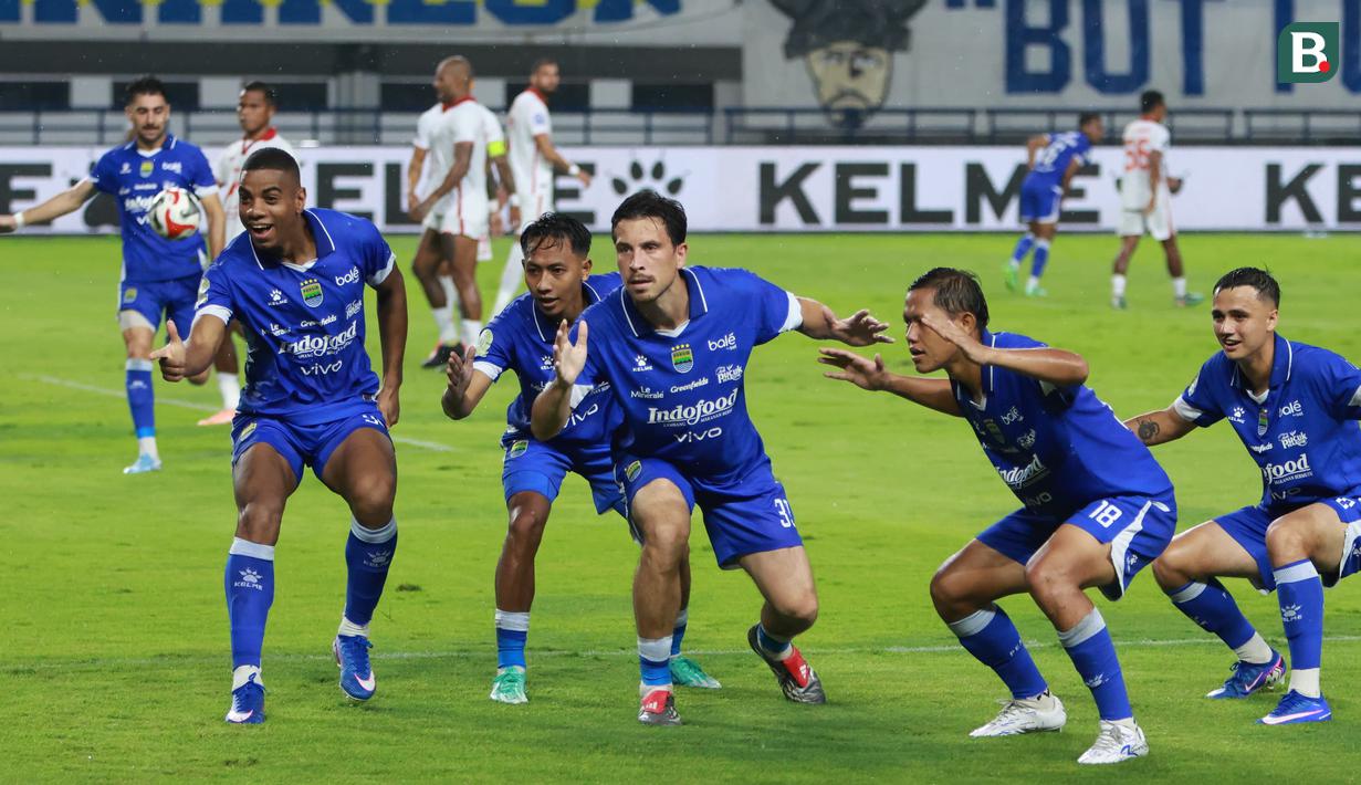 Para pemain Persib Bandung merayakan gol yang dicetak oleh Thom Haye ke gawang Malut United dalam laga pekan ke-20 BRI Super League 2025/2026 di Stadion Gelora Bandung Lautan Api, Bandung, Jumat (6/3/2026) malam WIB. (Bola.com/Erwin Snaz)