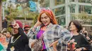 Selain kostum yang super totalitas, Rina Nose juga mengaplikasikan makeup yang tak kalah cetar. Alisnya pun terlihat begitu tebal, tak seperti makeup kesehariannya. Makin cetar dengan rambut Rina Nose yang berwarna merah kecokelatan. (Instagram/chikajessica88)