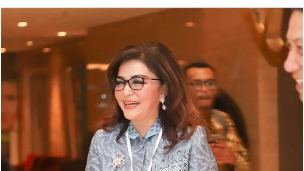 7 Gaya Fashion Tetty Paruntu, Bupati Minahasa yang Dipanggil ke Istana oleh Jokowi