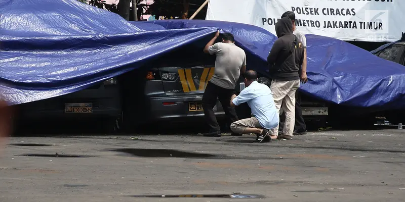 Terpal Biru Tutupi Mobil Sisa Amuk Massa di Polsek Ciracas