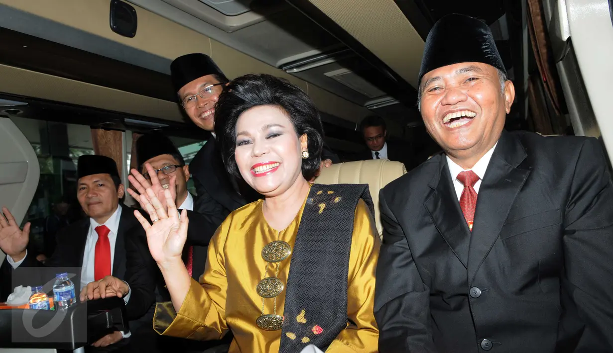 (Ki-ka) Ketua KPK terpilih Agus Rahardjo, Wakil Ketua Basaria Panjaitan, Alexander Marwata, Laode Muhammad dan Saut Situmorang saat berada dalam bus menuju Istana Kepresidenan untuk dilantik, Jakarta, Senin (21/12) (Liputan6.com/Helmi Afandi)