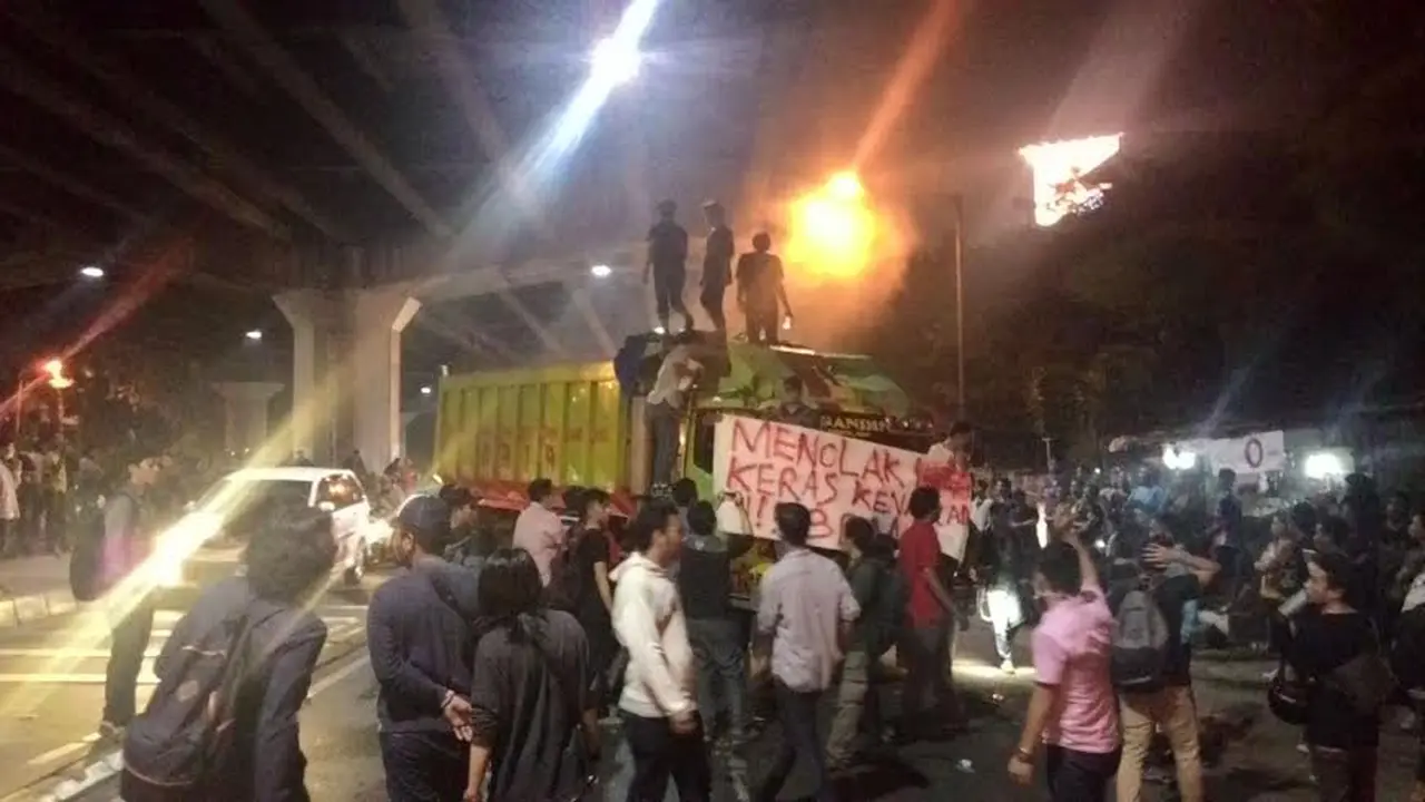 Unjuk Rasa Mahasiswa Jayabaya 'Bajak' Truk Tutup Jalan Ahmad Yani