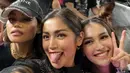 Jedar membagikan beberapa potret keseruan saat menyaksikan konser Blackpin. Ibunda dari El Barack itu juga membagikan momen selfie bersama penyanyi dangdut Ayu Ting-ting, Sarwendah dan Hesti Purwadinata. [Instagram/inijedar]