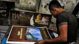 Seorang pekerja melakukan pengecekan hasil cetak di tempat percetakan, Senen, Jakarta, Senin (1/12/2014). (Liputan6.com/Johan Tallo)