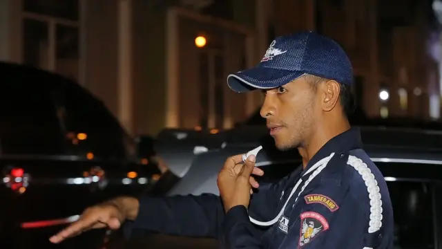 Menyambi Jadi Satpam