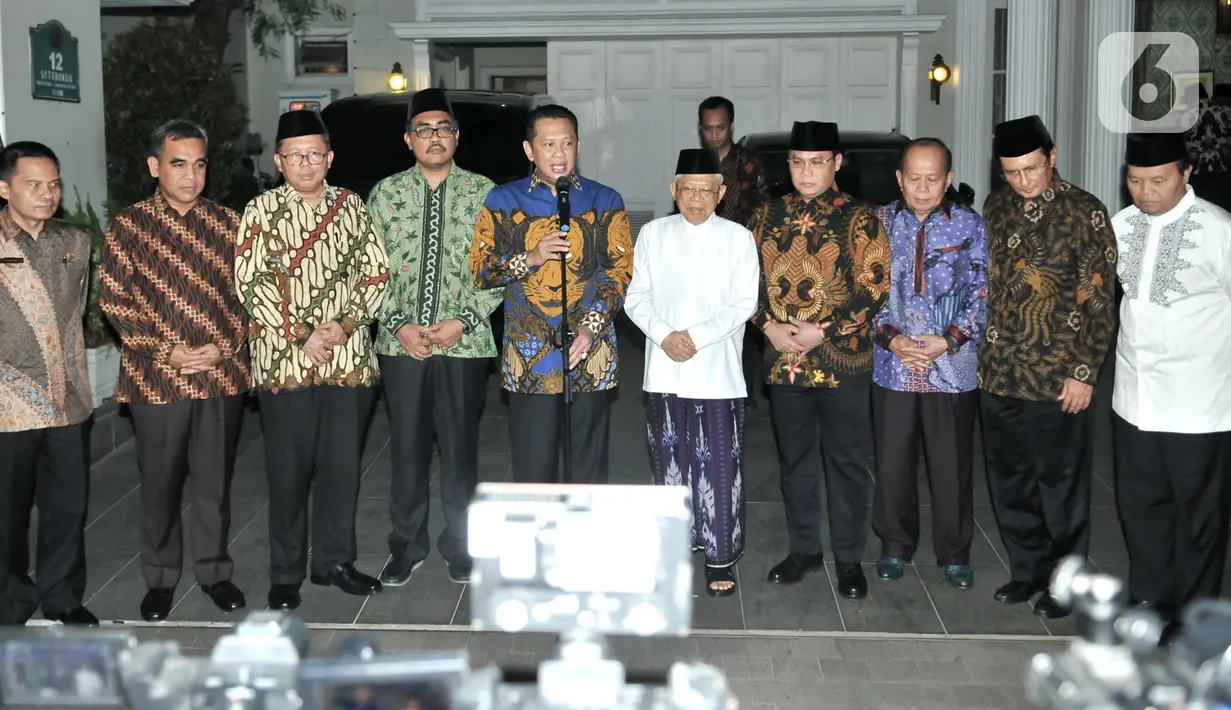 Ketua MPR Bambang Soesatyo (kelima kiri) didampingi Pimpinan MPR lainnya memberi keterangan usai menggelar pertemuan dengan Wakil Presiden terpilih Ma'ruf Amin (kelima kanan) di Jalan Situbondo, Jakarta, Selasa (15/10/2019). (merdeka.com/Iqbal Nugroho)