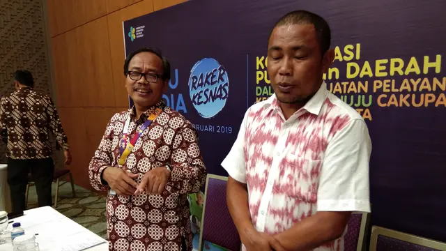 Paulus Manek (kanan) bercerita tentang dirinya yang pernah mengalami kusta (Liputan6.com/Giovani Dio Prasasti)